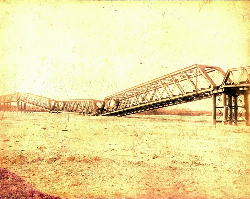 The Nagaragawa bridge collapsed during the 1891 Mono-Owari earthquake.